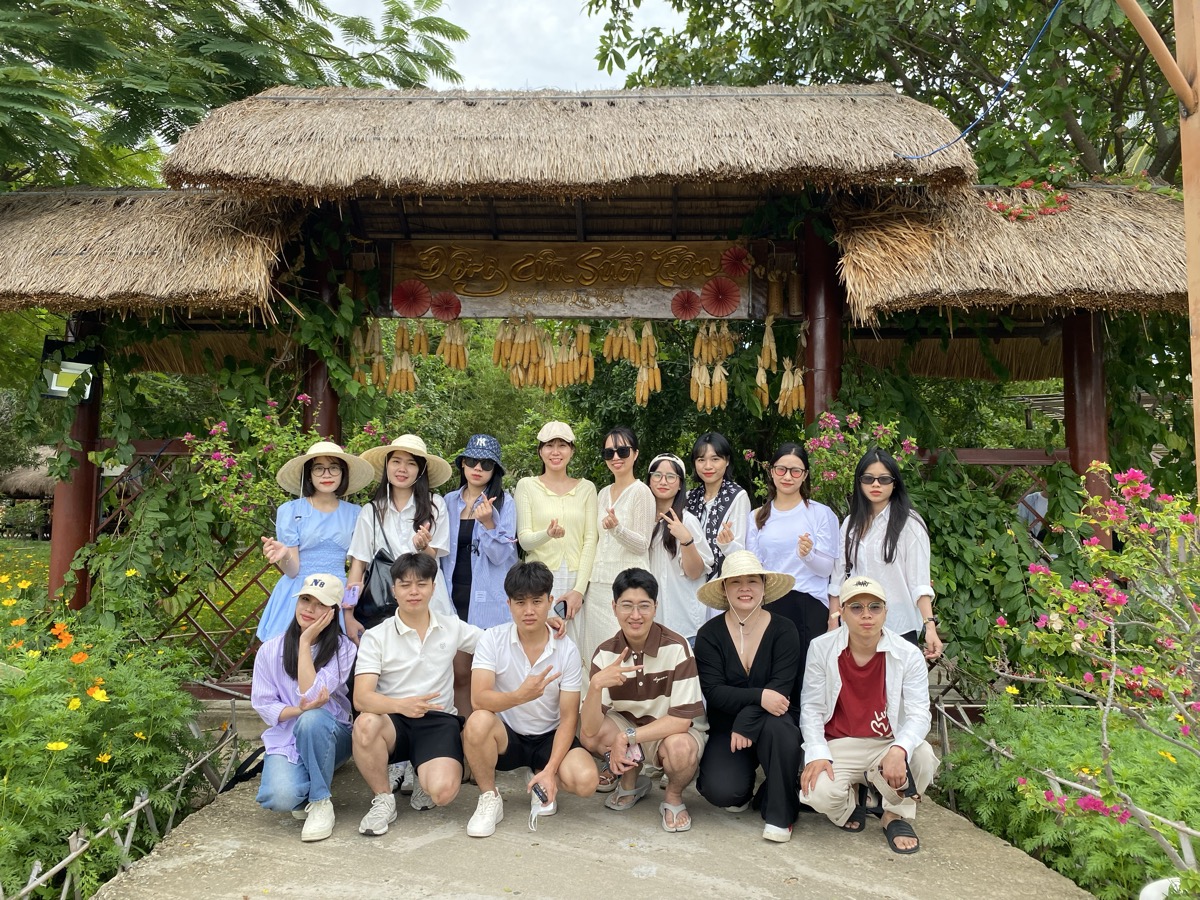 Groupe devant pagode traditionnelle vietnamienne