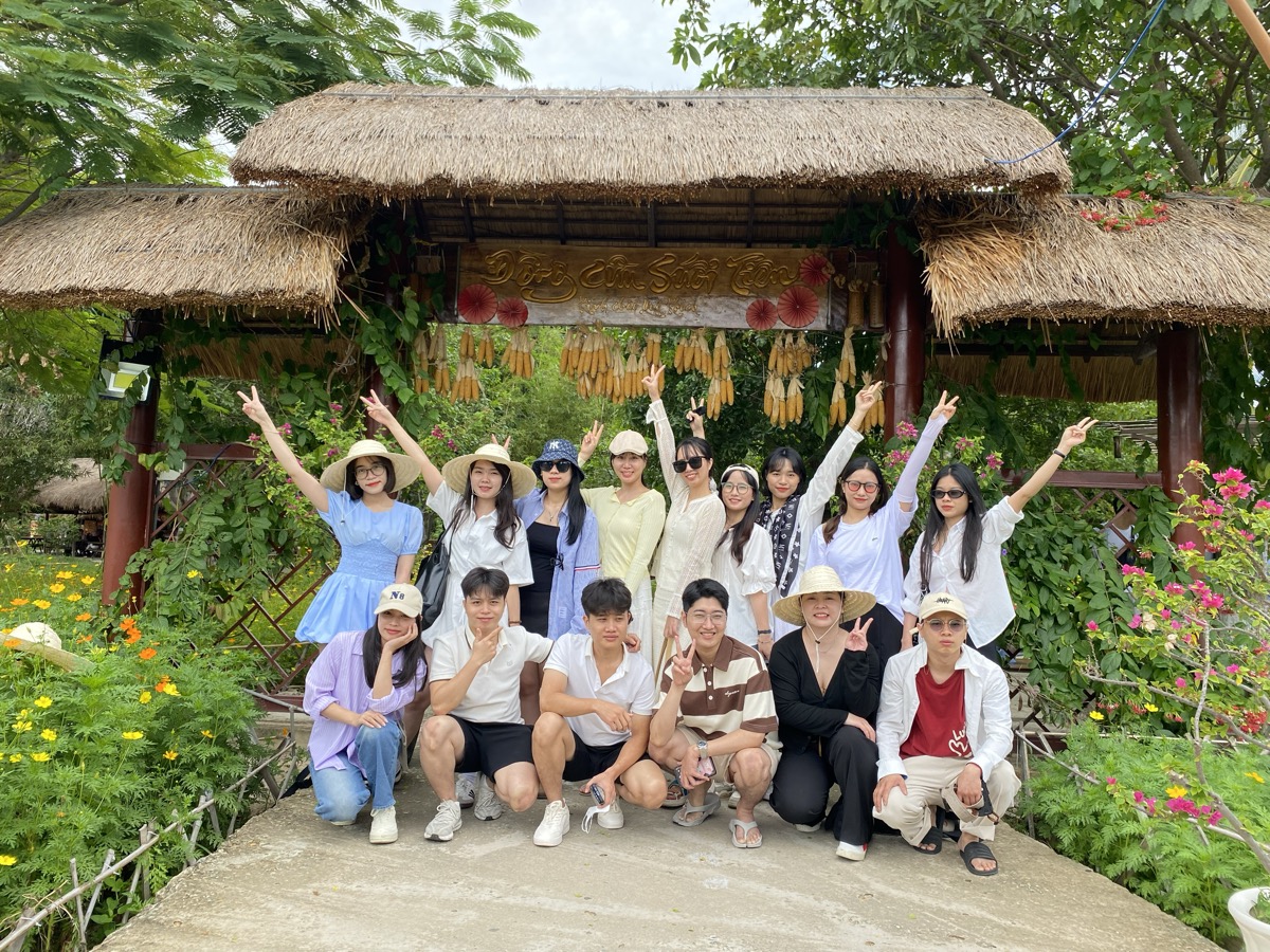 Groupe joyeux devant pagode traditionnelle