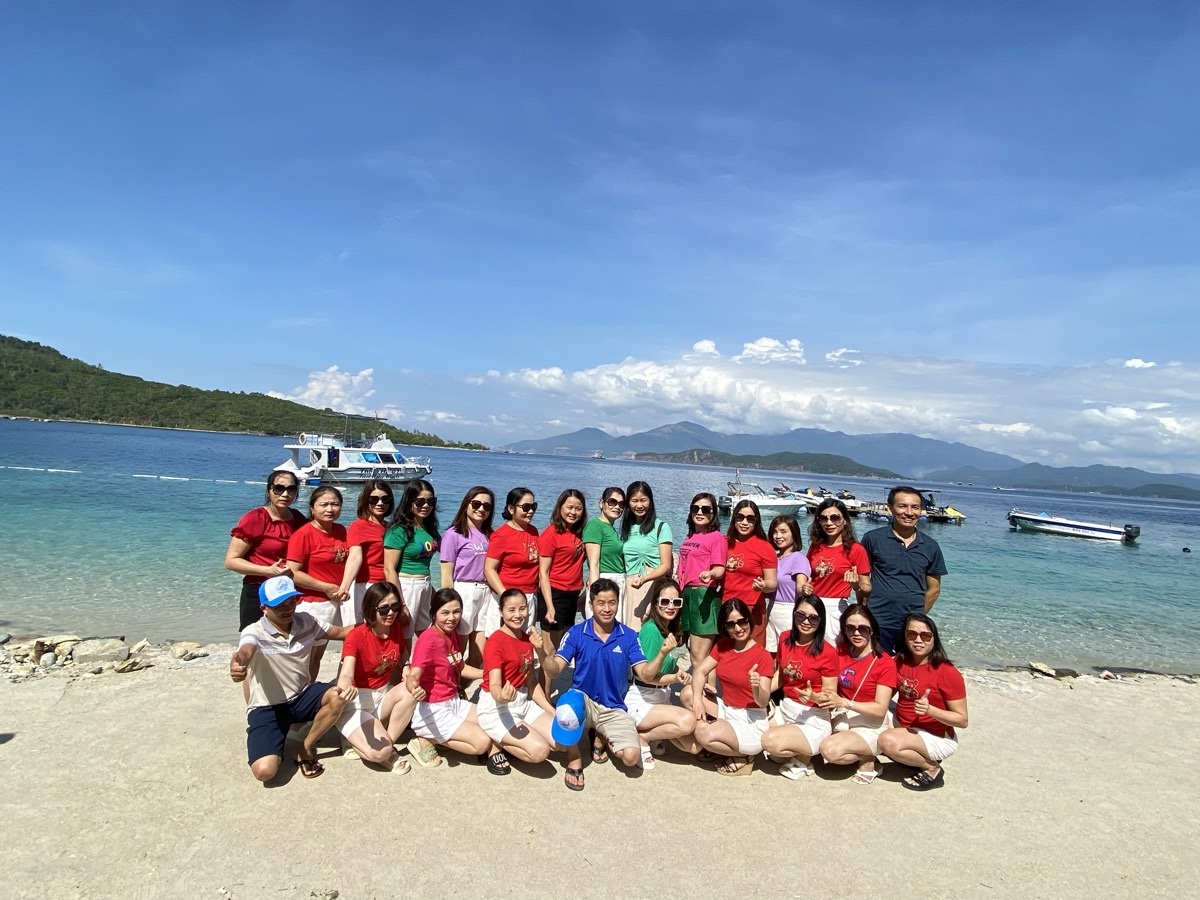 Groupe sur la plage avec bateaux de Nha Trang