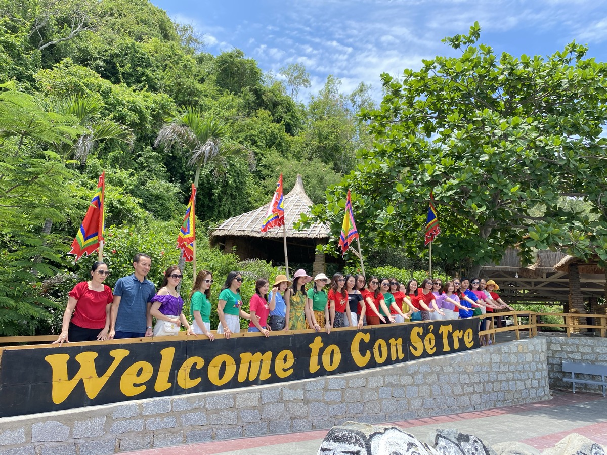 Groupe Welcome to Con Sé Tre avec drapeaux