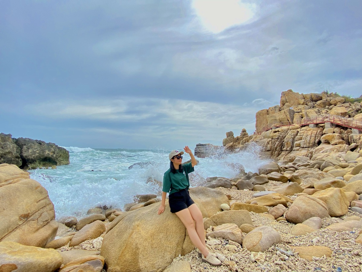 Rochers et vagues spectaculaires sur la côte