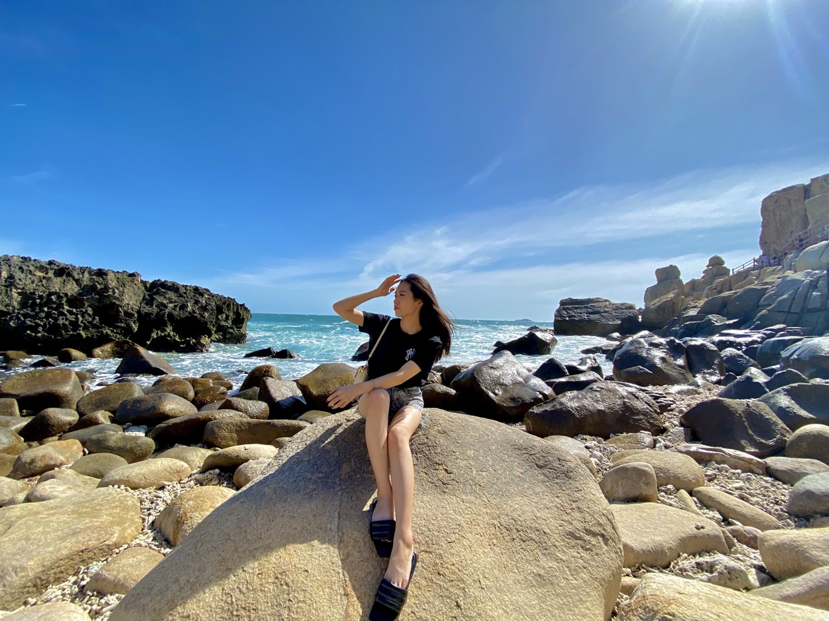 Détente sur rochers avec vue mer turquoise